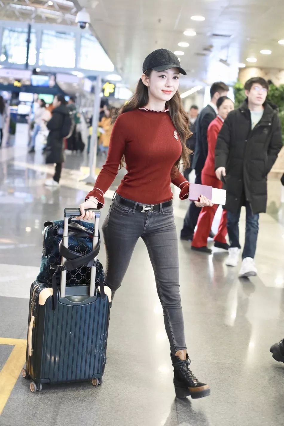 吉娜穿红色针织衫性感甜美身材曲线呼之欲出