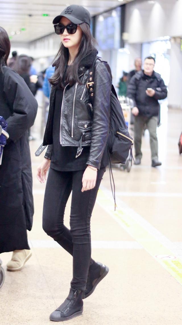关晓彤化身酷girl皮衣穿搭气场十足