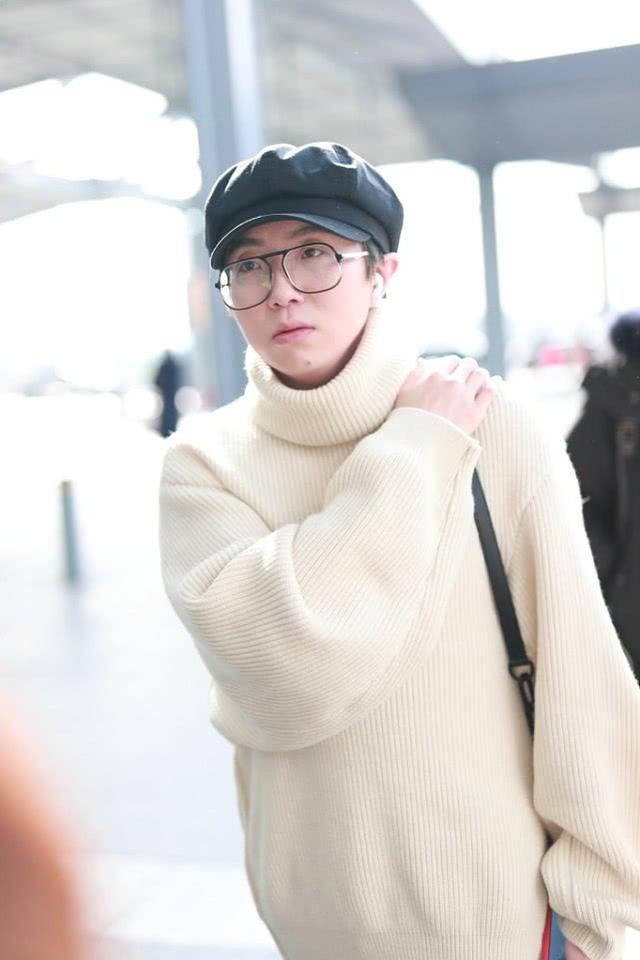 原创毛不易白色毛衣走机场奶奶风造型清新低调身材清瘦认不出