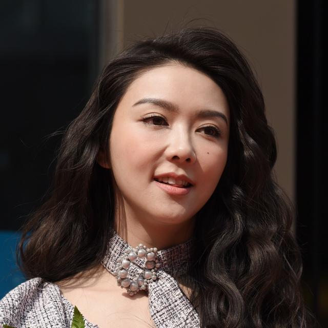 薛凯琪身穿灰色格纹套装,38岁仍拥有纤细蛮腰