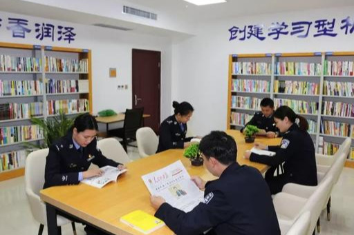 潢川公安警察图书室民警充电忙