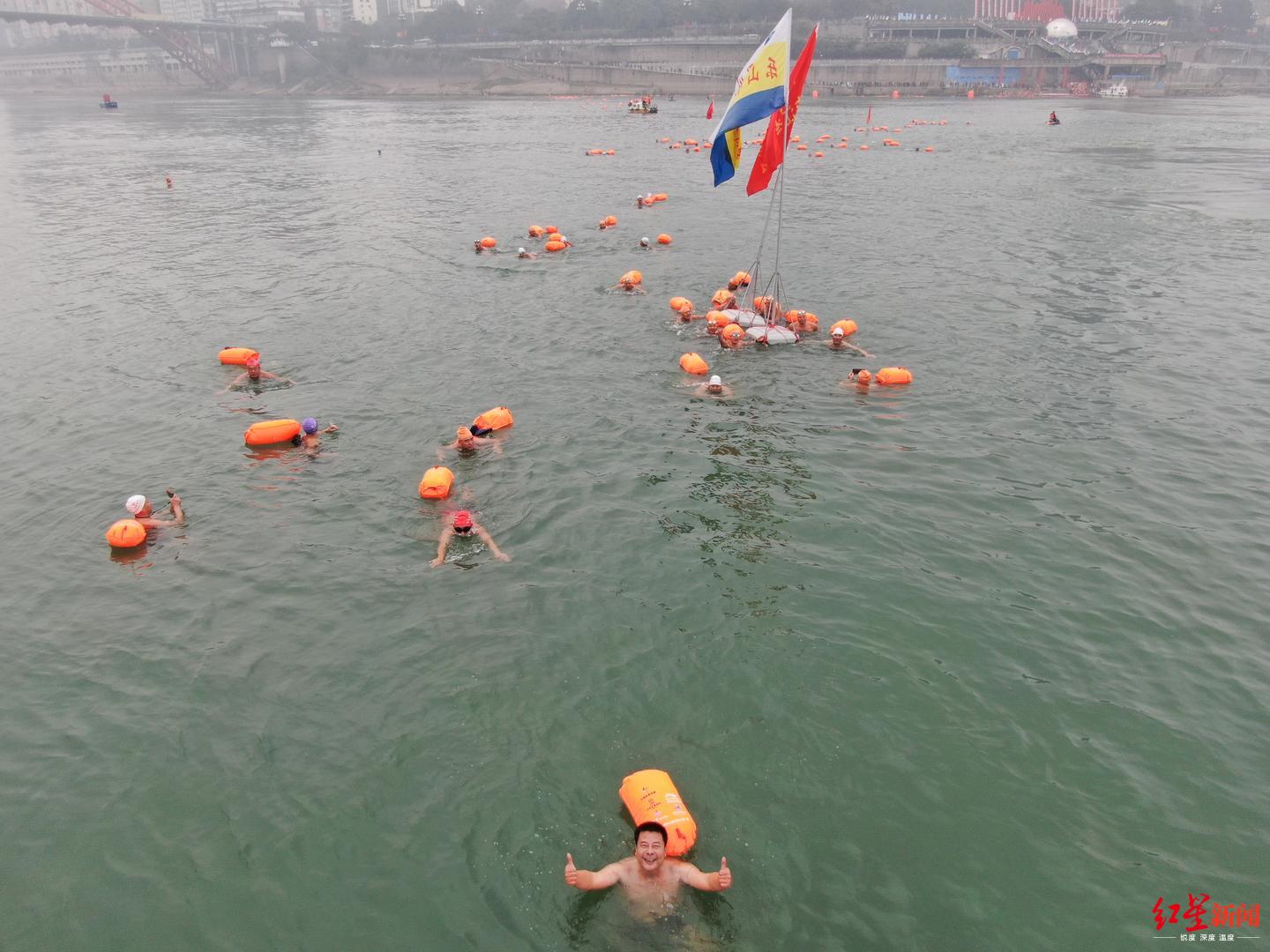 震撼!全国1600名冬泳爱好者宜宾横渡长江迎新年