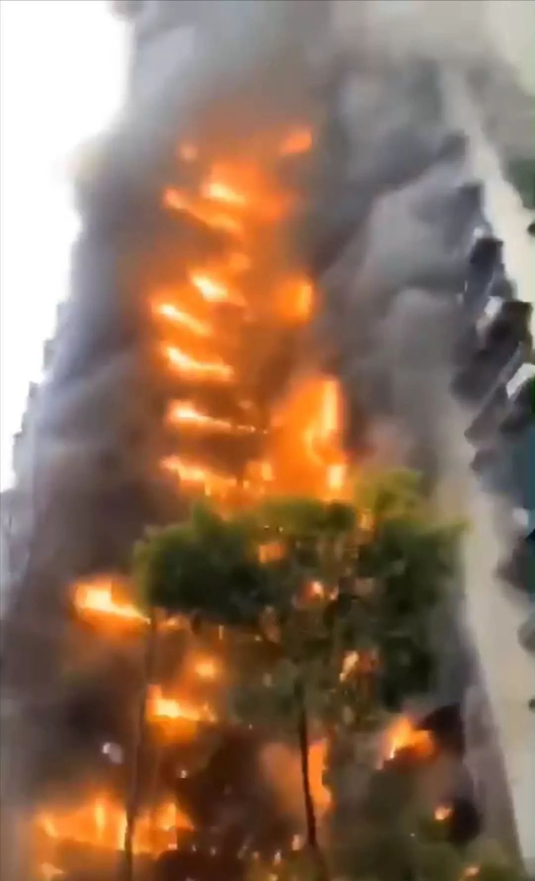 重庆市渝北区一高层住宅发生火灾!大火迅速烧到顶楼