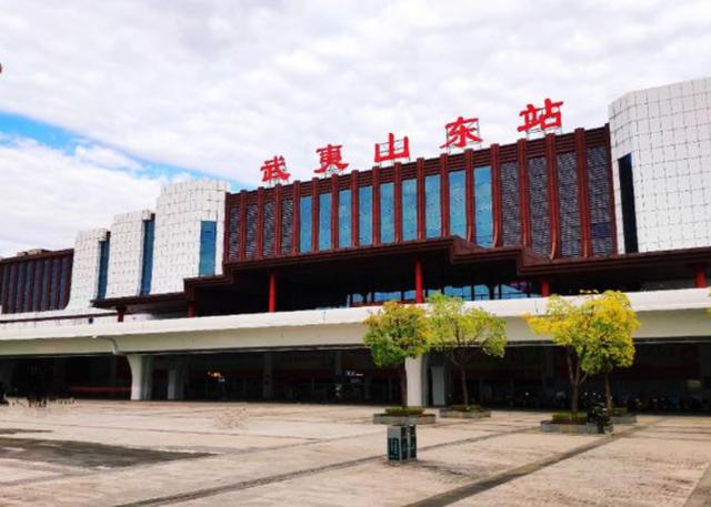 很多人在去武夷山时买不到武夷山北站的票,就买了武夷山东站的票,到了