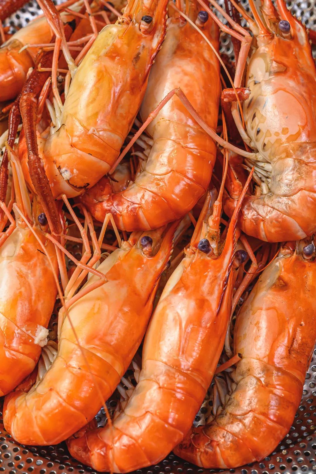 甘香的虾膏还自带拉丝效果,蘸些许酱油,忍不住又多吃了几斤.