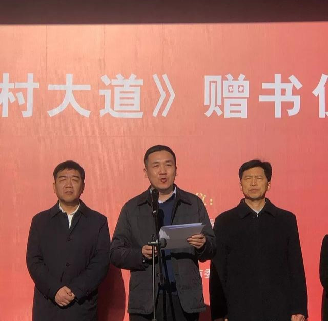 (息县人民政府县长袁钢致辞) 息县人民政府县长袁钢作致辞讲话,他首先