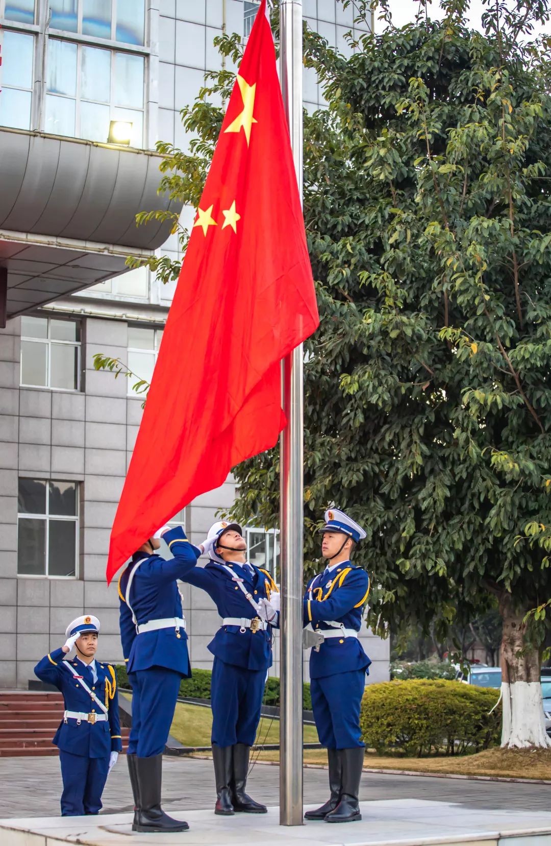 迎國旗唱國歌迎中國消防救援隊隊旗周述副州長為