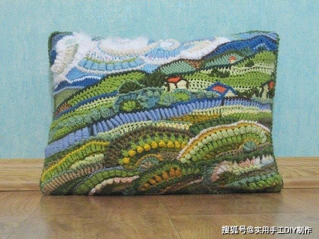 用针织出来的风景画,拼成抱枕很漂亮哦