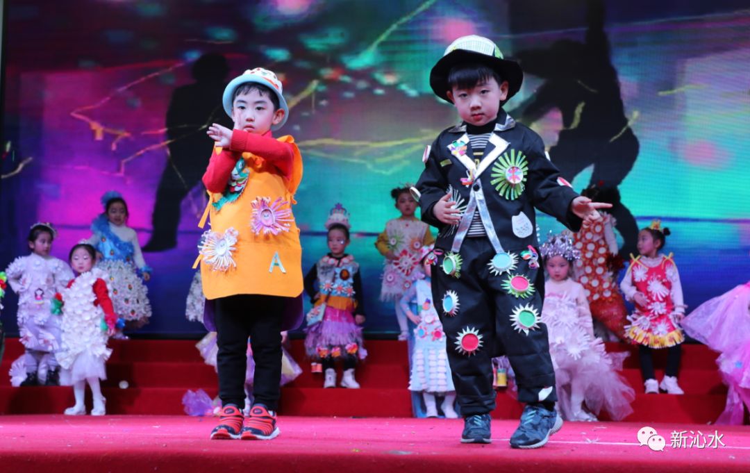 龙凤幼儿园大四班玩转纸杯时装秀表演67