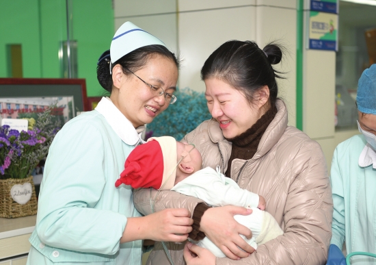 湘潭600克早产儿经过209天的治疗后出院