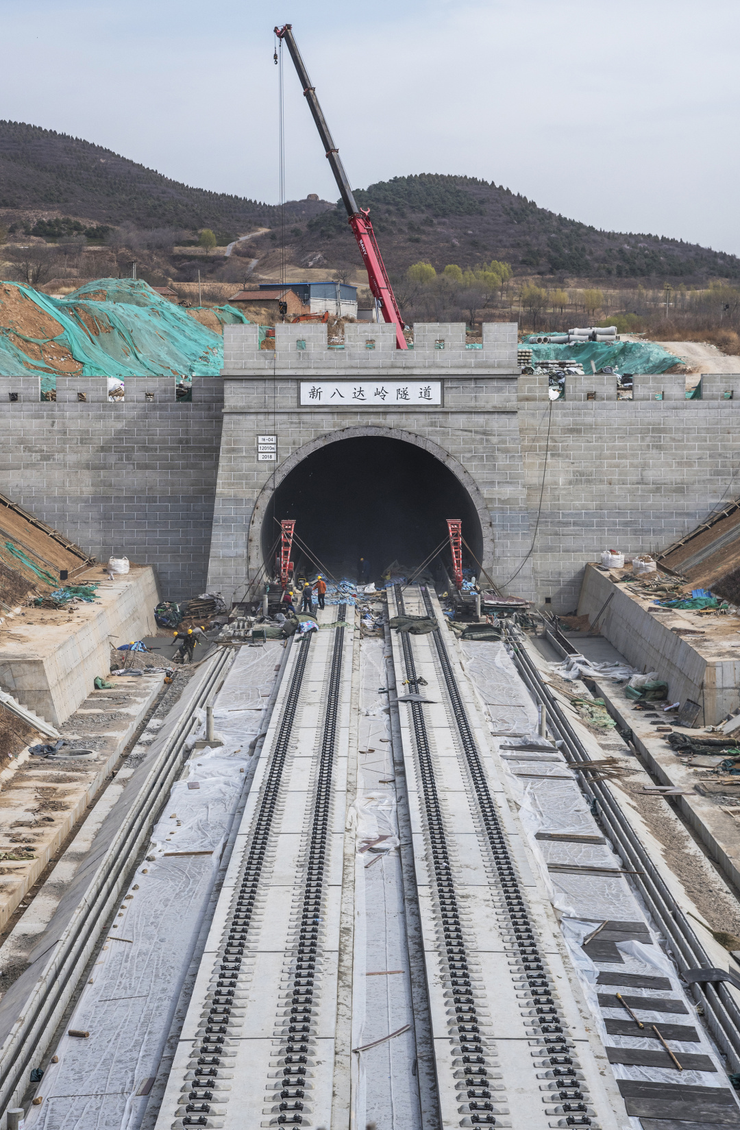 在旧时京张铁路的建设过程,囿于当年建设水平的限制,八达岭隧道较为