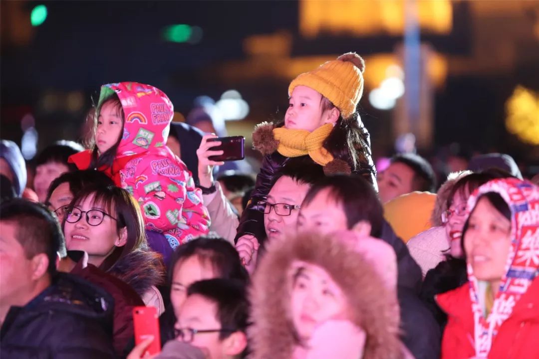 全场群情高涨,欢呼声,呐喊声,笑声,祝福声此起彼伏,响彻云霄,将整场