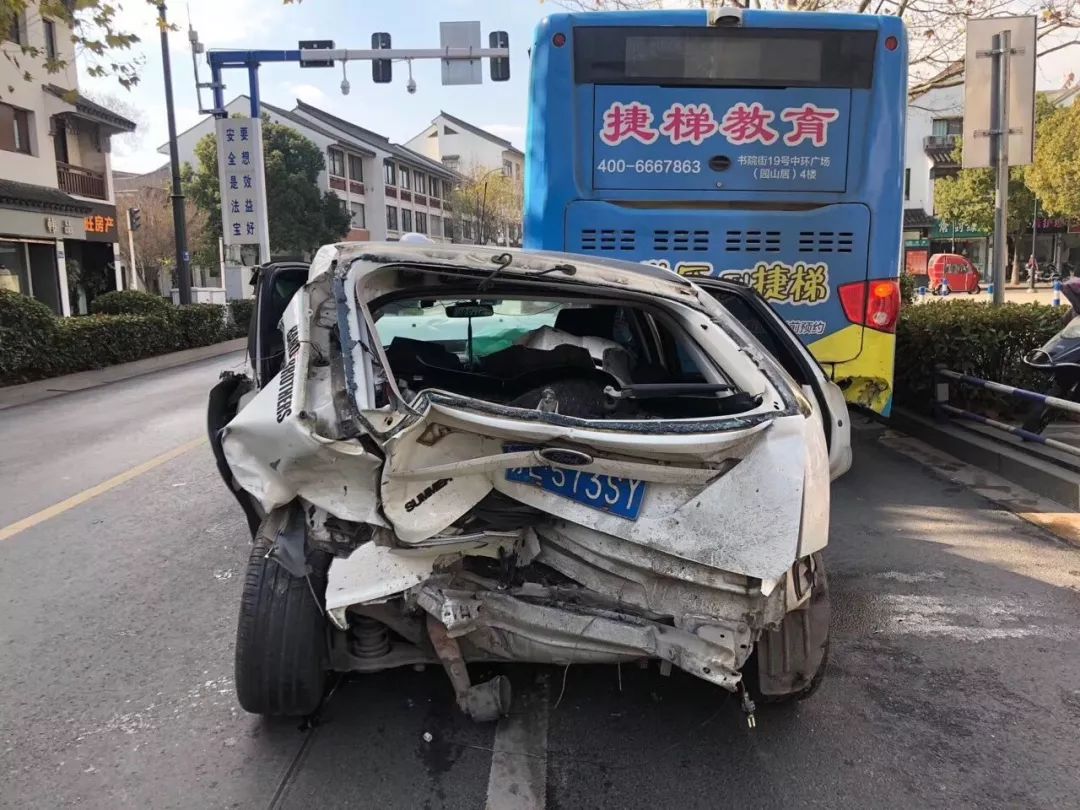 目前事故原因及人员情况有待进一步调查道路千万条 安全第一条行车不