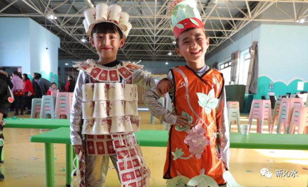 龙凤幼儿园大四班玩转纸杯时装秀表演67