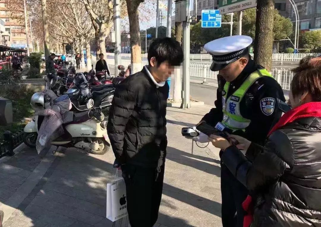 嘉兴市交警支队直属二大队嘉北中队中队长吴惠良立即上前劝导,教育