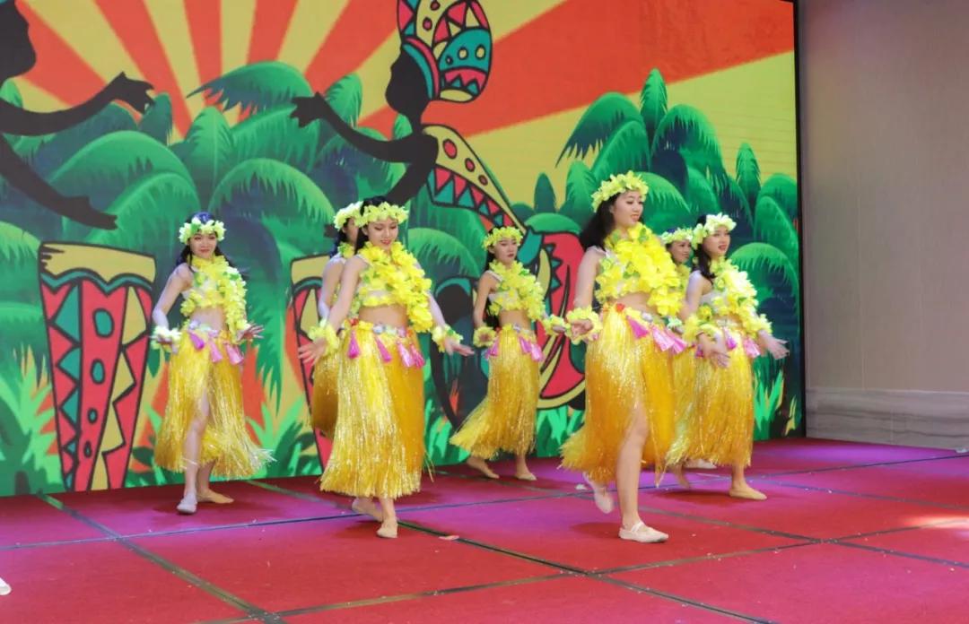 奔放夏威夷草裙舞