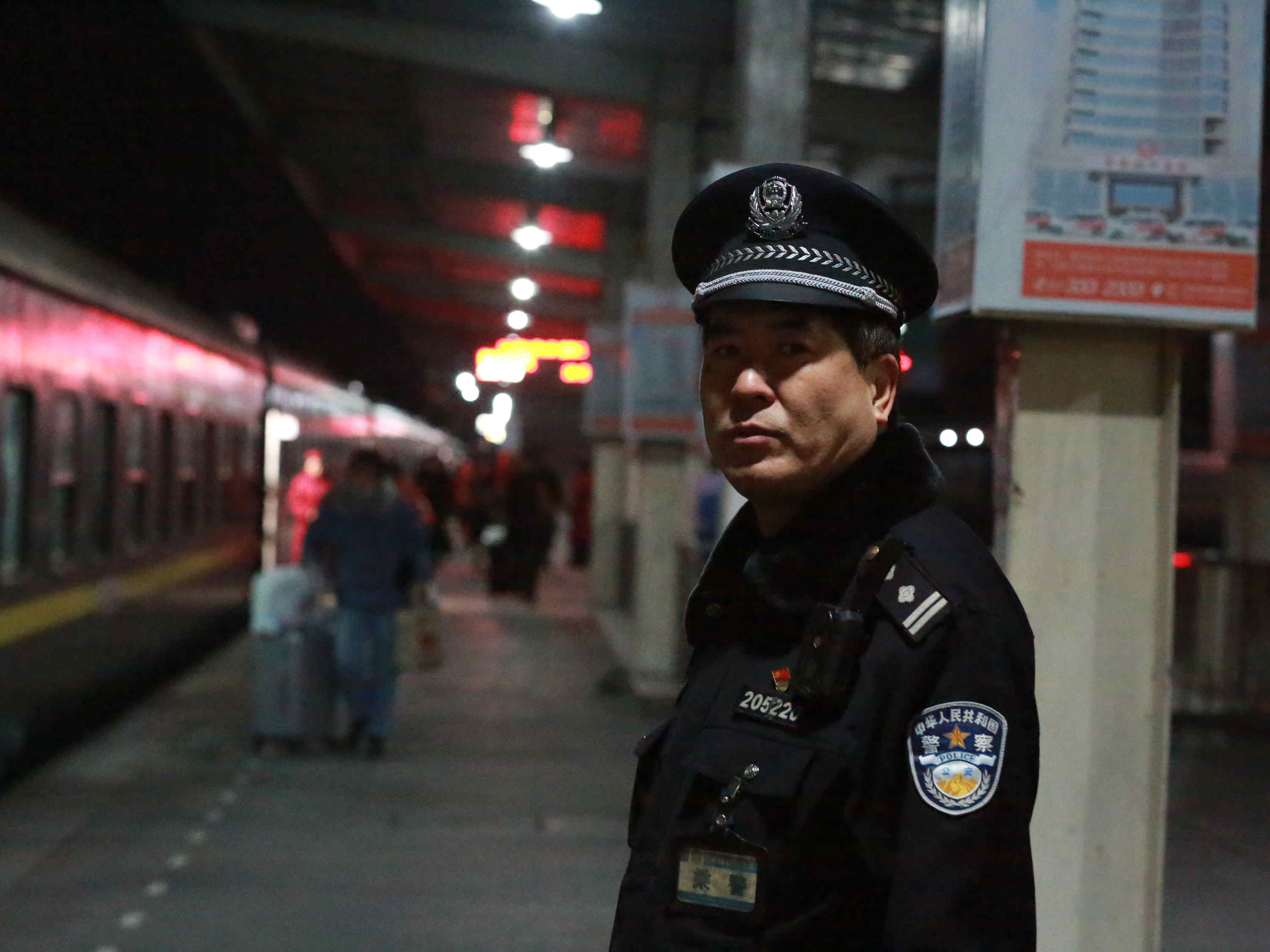 2019年12月31日晚k8204次陕南安康始发前乘警长卫志军在站台上安全盯