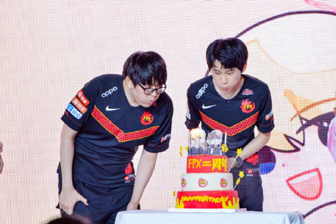 金贡和doinb过生日,fpx送上祝福,阴阳大师小天的祝福语亮了