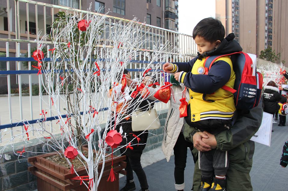 幼儿们把新年的愿望写好装在福袋里面挂上许愿树!新年充满希望与祝福!