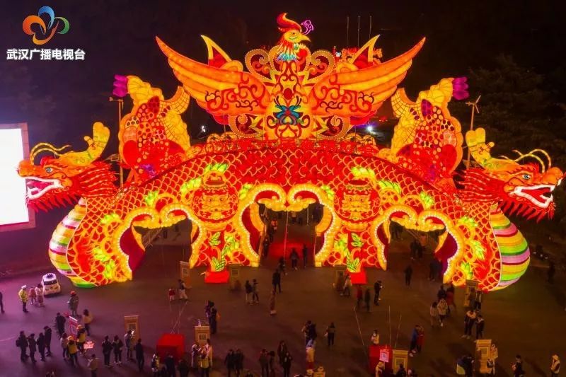 东湖梨园大门口"龙凤呈祥"巨型灯会门楼武汉东湖灯会在诗意山水间