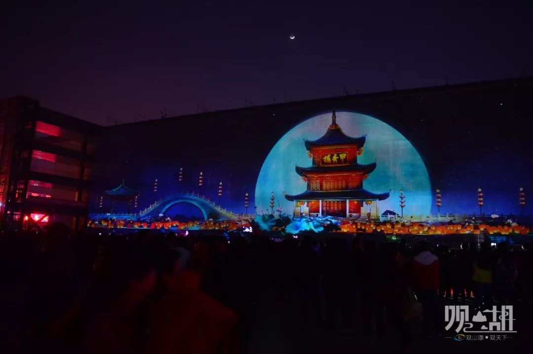 在这样的背景下,2016年的灯会庙市运用了高端科技手段,为市民打造了