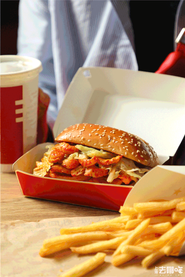 单人套餐有鸡肉卷和汉堡可选,自由搭配薯条或爆米花,还有可乐不能少.