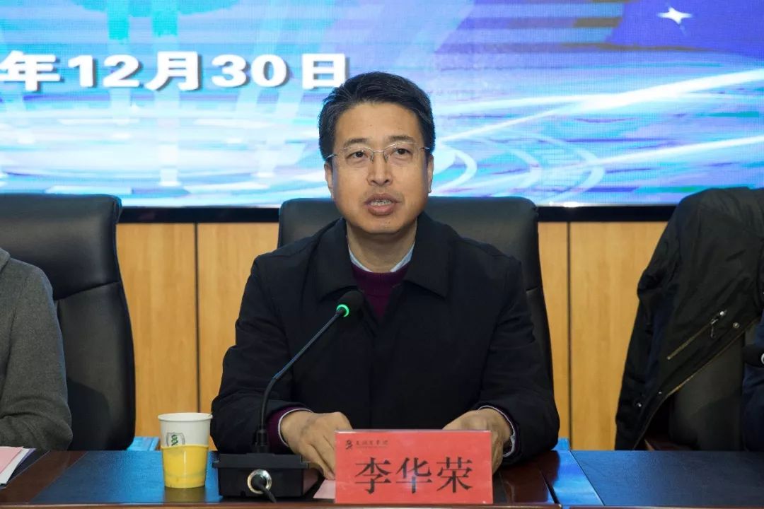 王海宏宣读文件《同意长治医学院成立校科协的决定》.