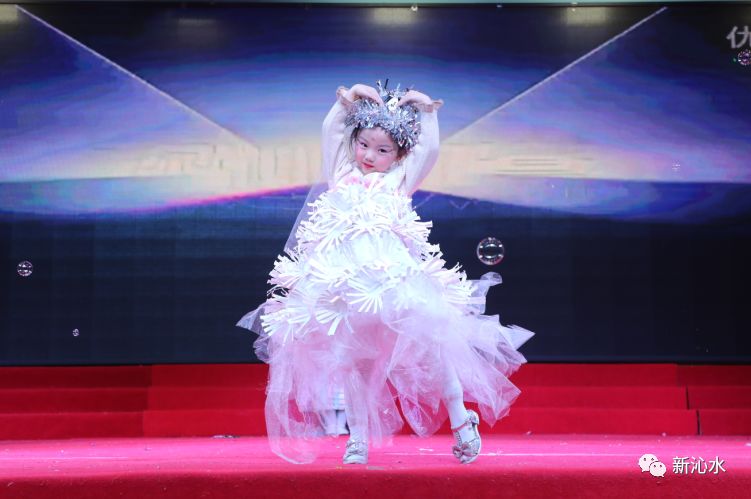 龙凤幼儿园大四班玩转纸杯时装秀表演67