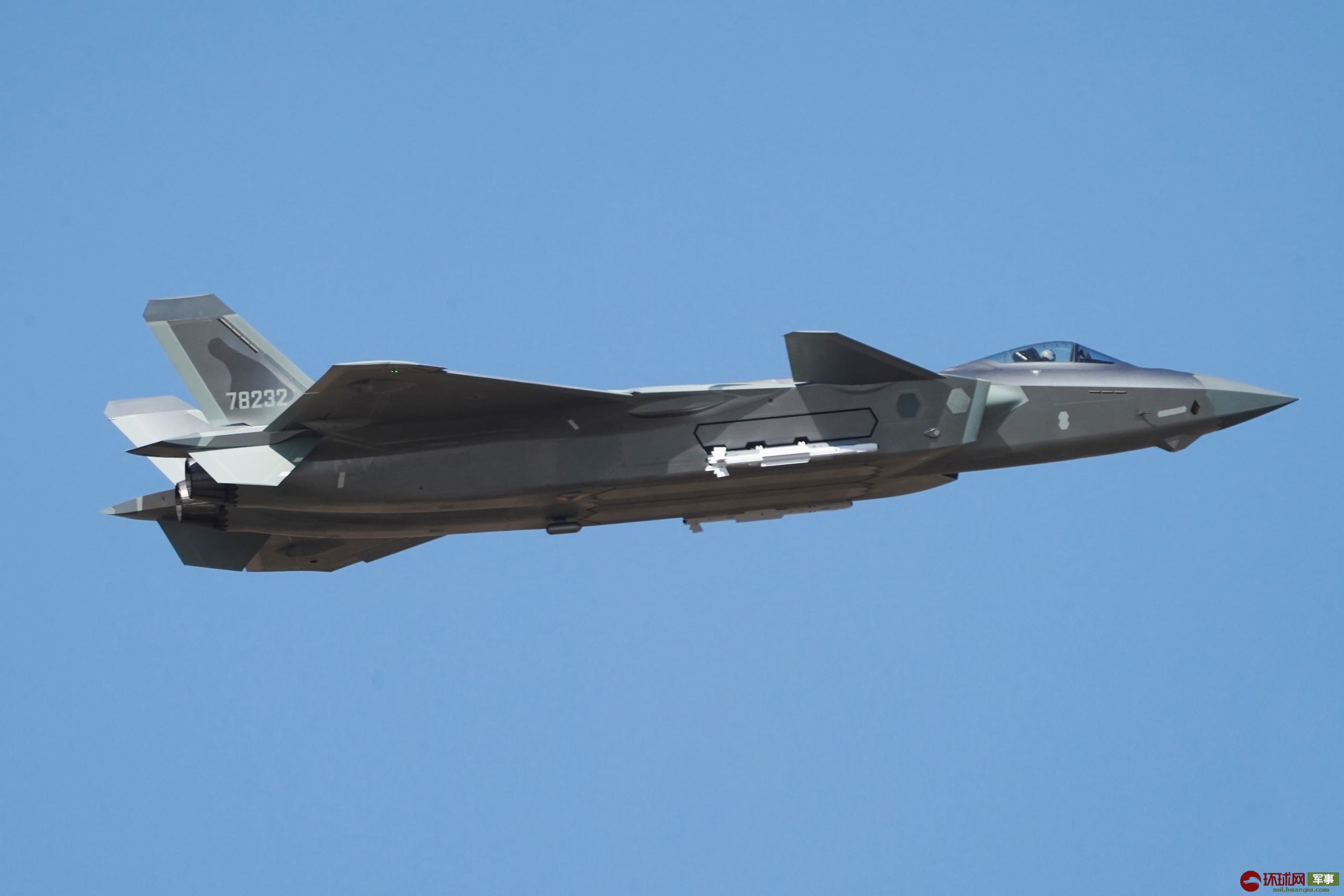 2020年第一天来看解放军三款"20"战机高清美图