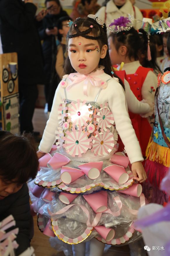 龙凤幼儿园大四班玩转纸杯时装秀表演67