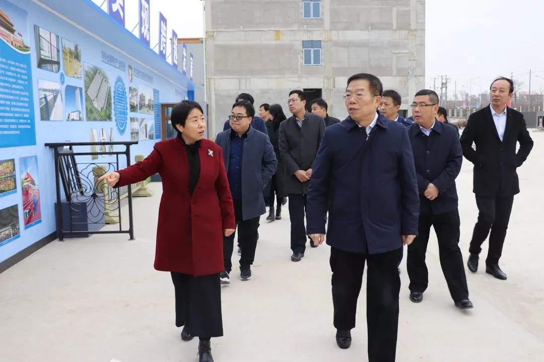 郭志英先后深入陕西富化化工有限公司车间及申泰节能门窗幕墙,领协