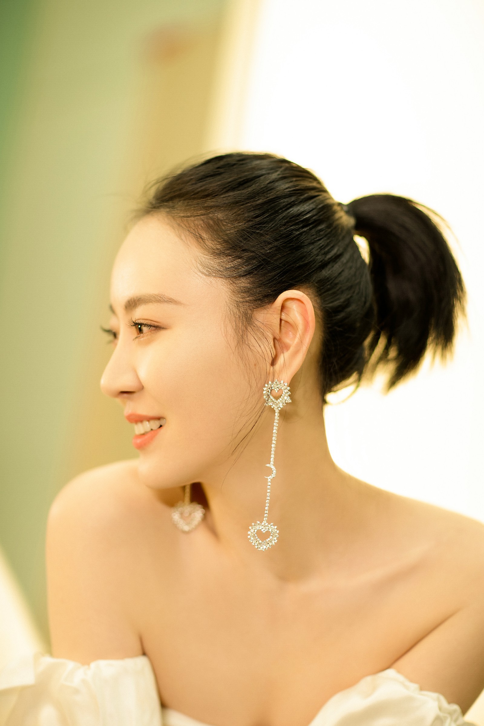 长腿杀正剧青衣王乐君亮相跨年晚会 直角肩惊艳女神范max