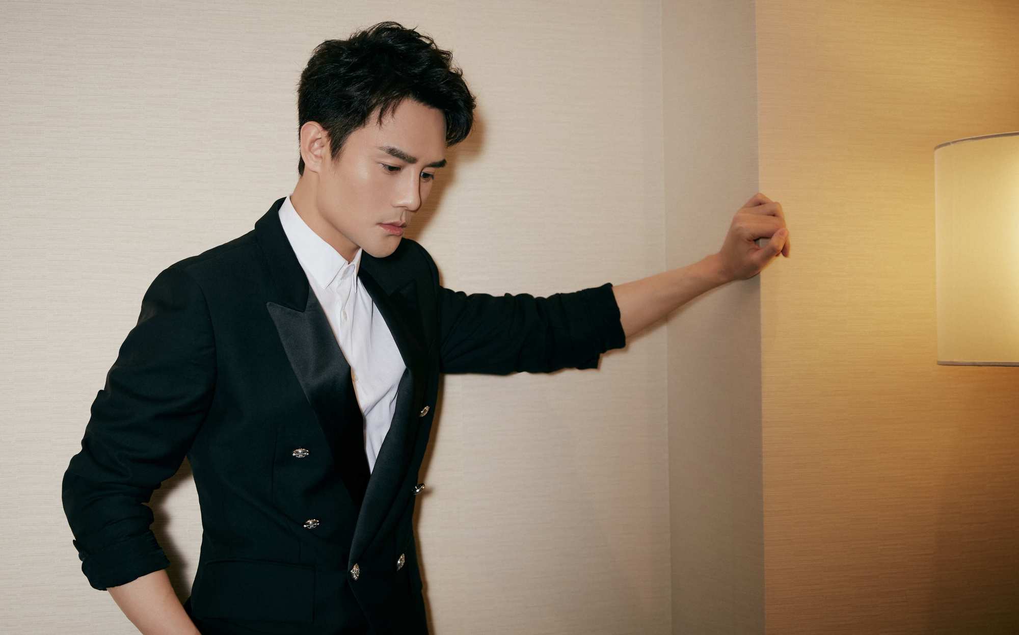 原创王凯登央视舞台,182身高穿双排扣西装一身正气,男神魅力挡不住