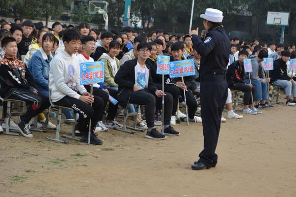 新郑交警走进龙湖镇二中开展交通安全宣传