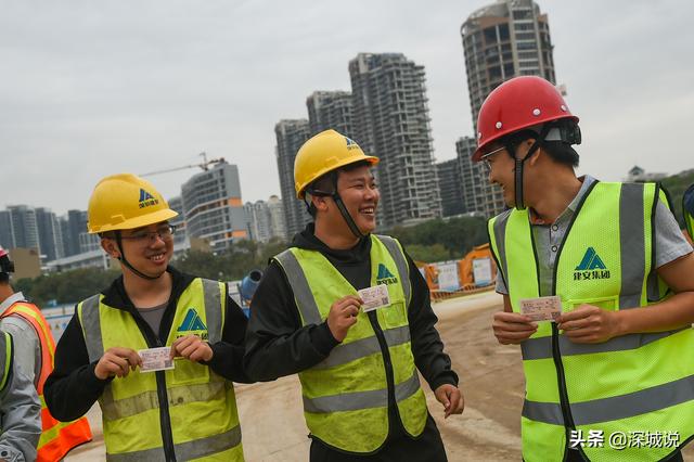 春运将近深圳火车站送车票到建设一线来深建设者笑开了花