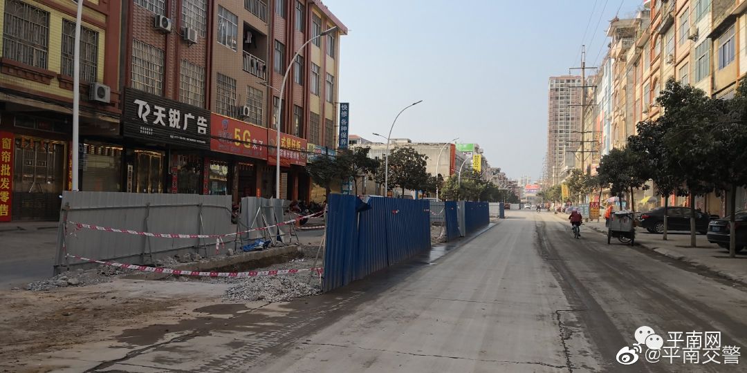 近日,平南县平南镇小力街路段正在进行道路维修,请绕行其他路段