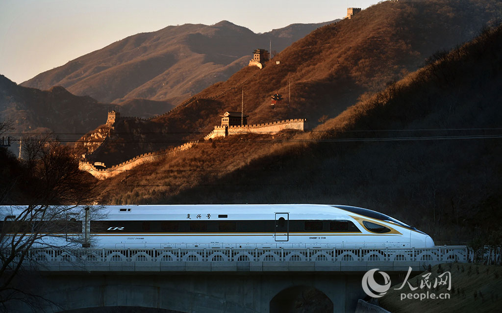 科技与文明交相辉映复兴号动车组穿越居庸关长城