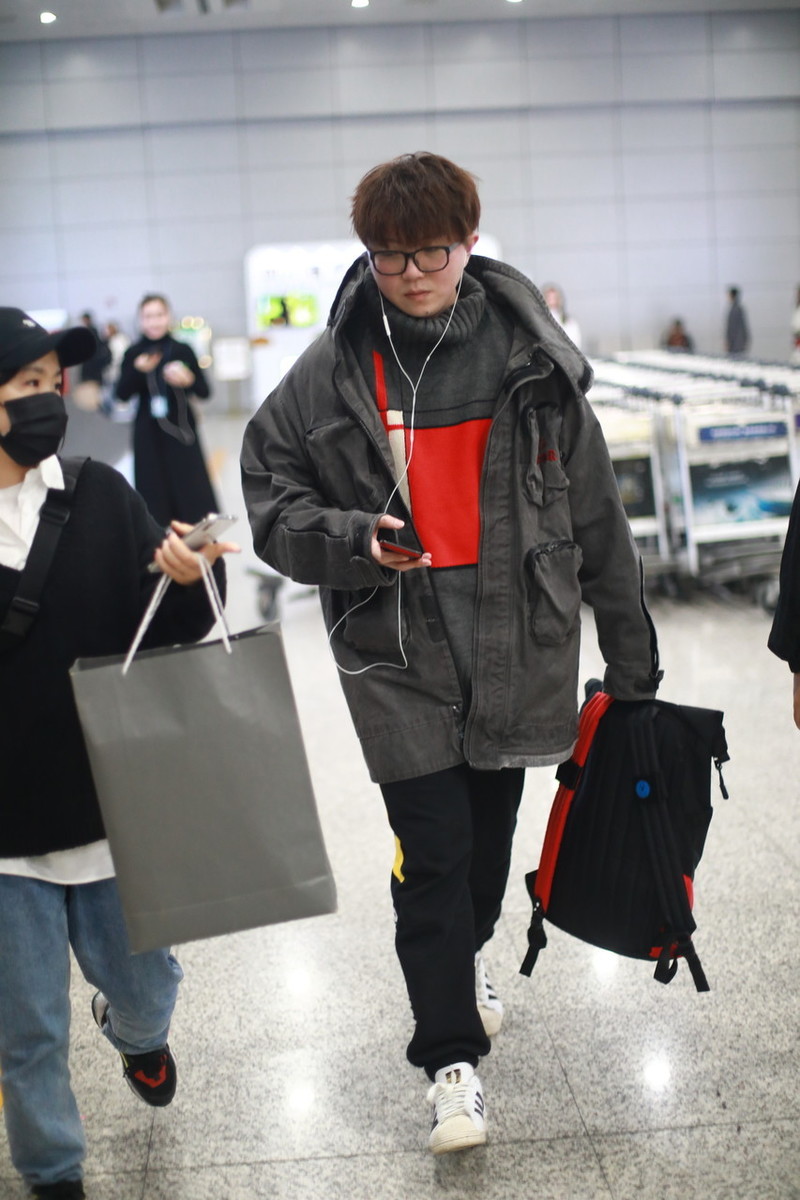 原创毛不易白色毛衣走机场奶奶风造型清新低调身材清瘦认不出