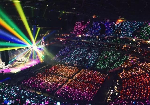 台下观众席上的灯光也汇聚成了一片彩虹海洋,能参与这样一场演唱会