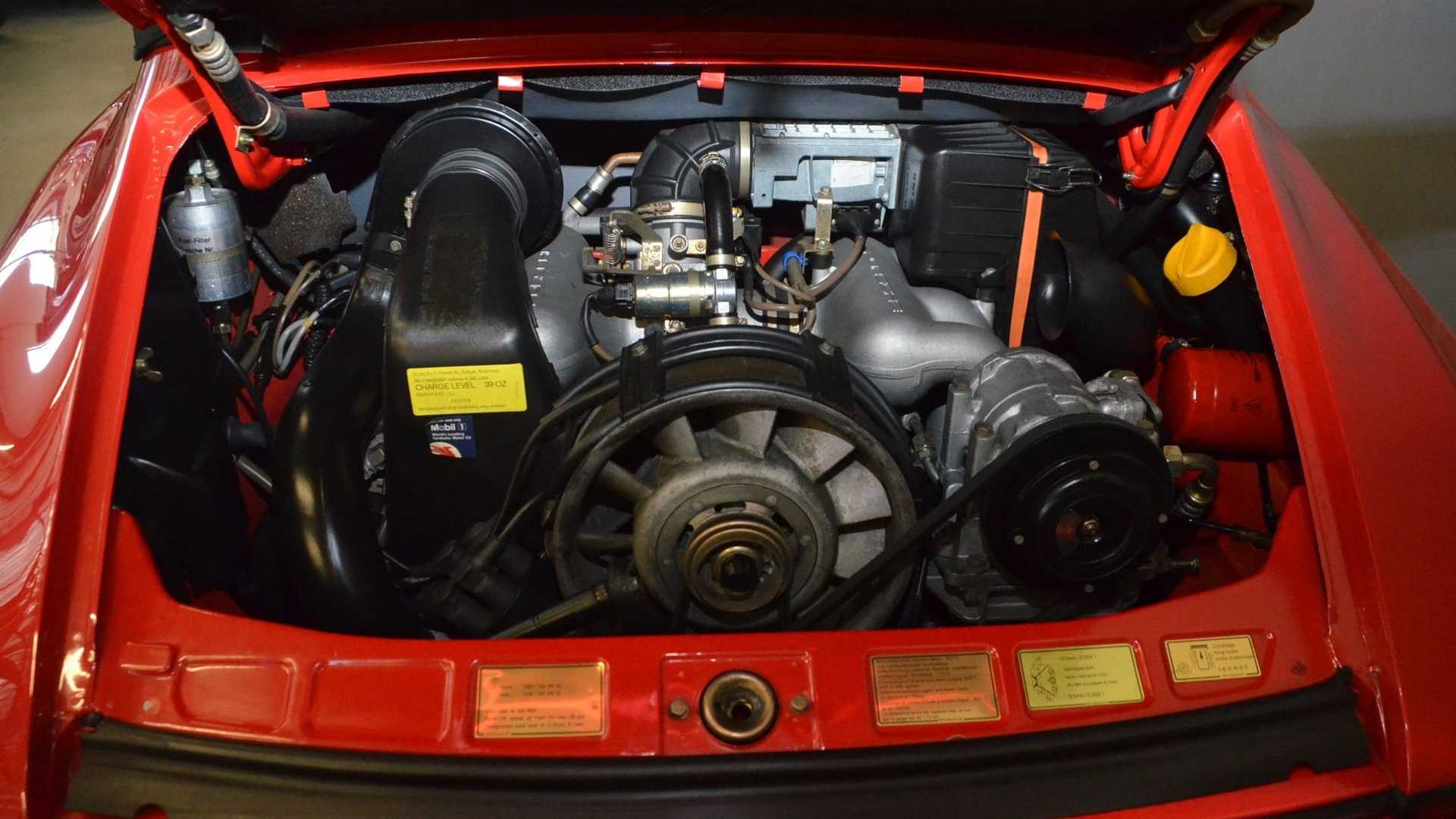 1986保时捷911 carrera敞篷版,3.2升水平对置引擎