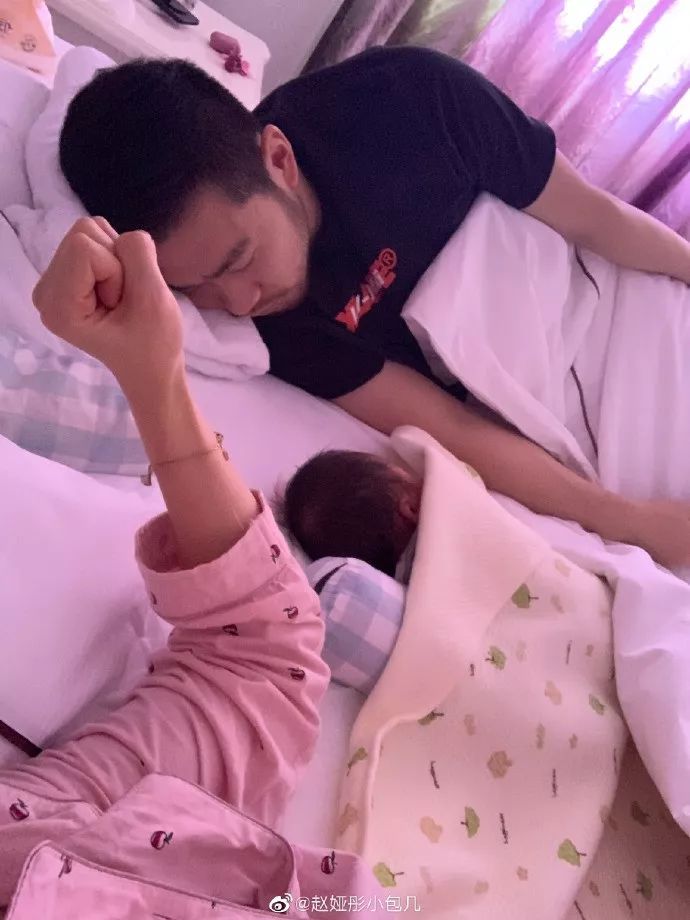 包宜鑫晒一家三口照片,和刘成开花结果