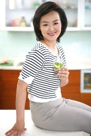 原创央视女主持人孙晓梅合照年过50多岁依旧优雅如初生活幸福美满