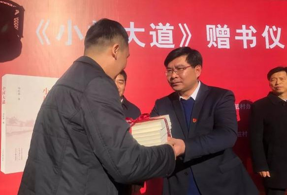 仪式最后,息县人民政府县长袁钢代表息县县委,县人民政府向省委组织部