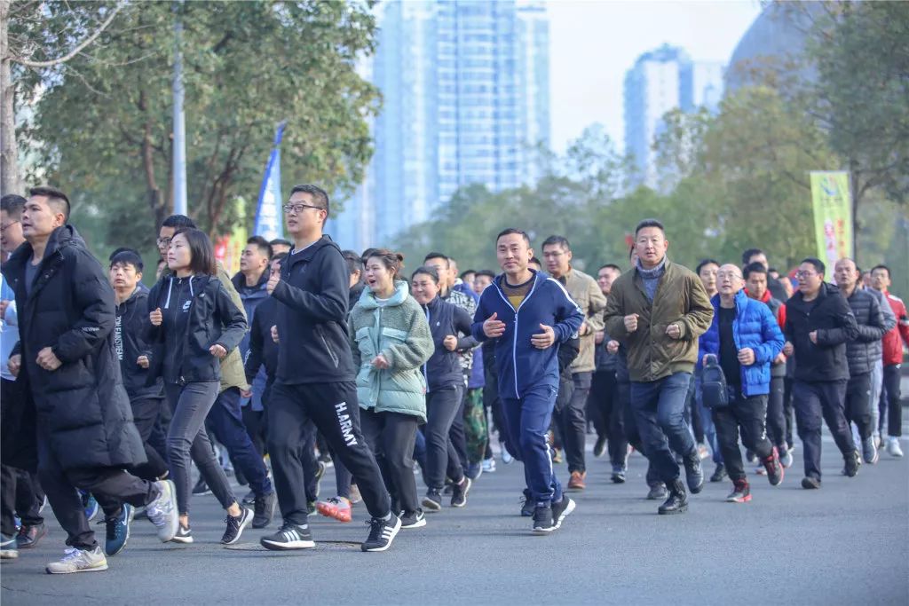 2020奔跑前进今日遂宁5000余名干部群众跑步迎新年