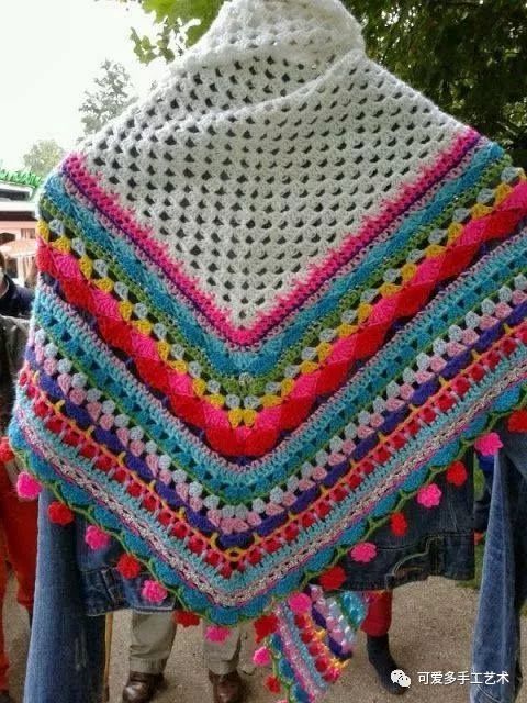 在小三角的边缘, 一直加针一直钩,最后三角围巾就钩好了