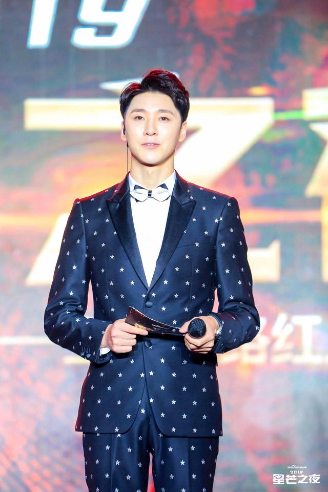 "星芒之夜"公益盛典闪耀三亚 无忧三主播获最具实力直播红人_卢伟