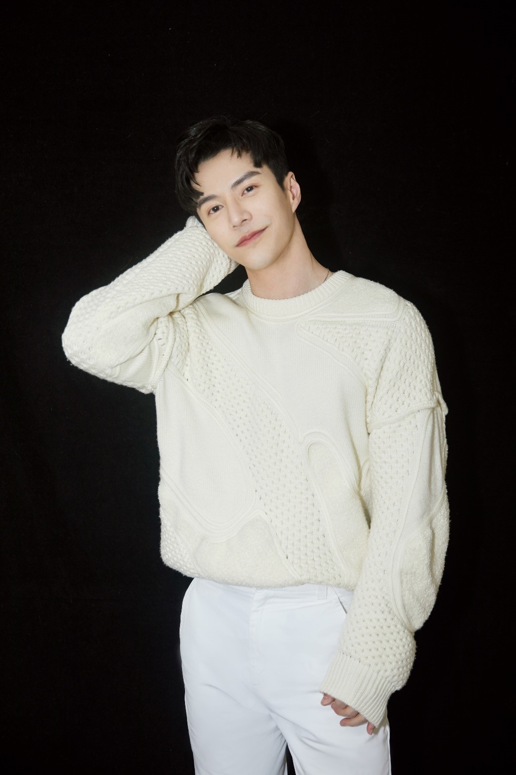 王冠逸央视跨年盛典献唱带我去旅行温暖绅士魅力圈粉