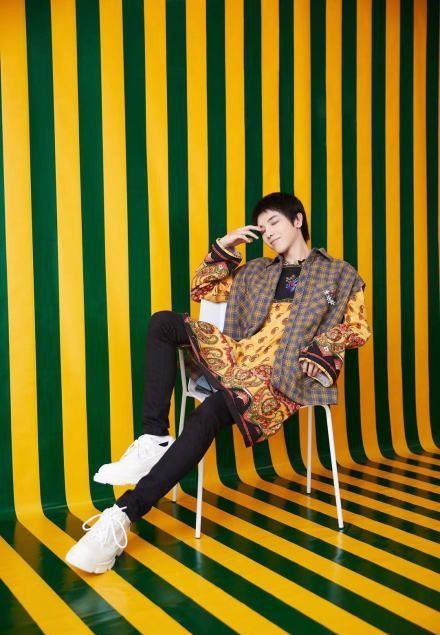 华晨宇忒大胆,又是裤子又是裙子,狗啃头发型"娘气"十足