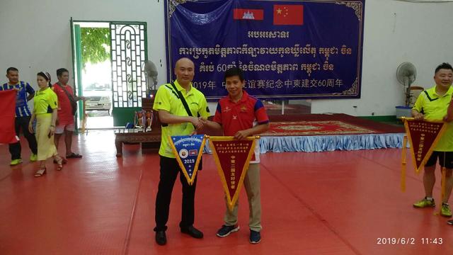 广西乒乓球队总教练谢赛克(左), 柬埔寨国家乒乓球队总教练李金星(右)