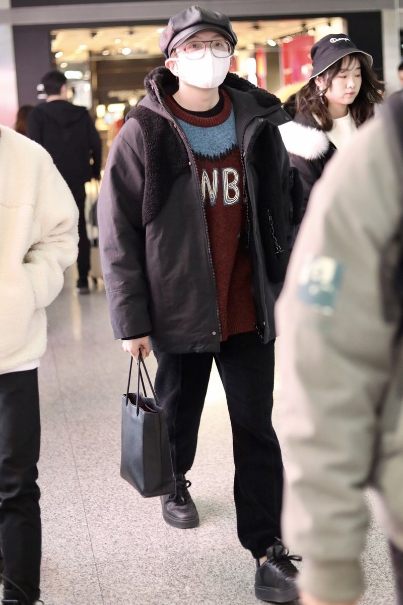 原创毛不易白色毛衣走机场奶奶风造型清新低调身材清瘦认不出